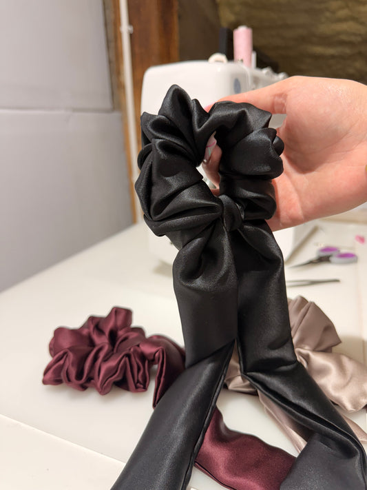 Gumka do włosów scrunchie STANDARD ze wstążką jedwab czarna