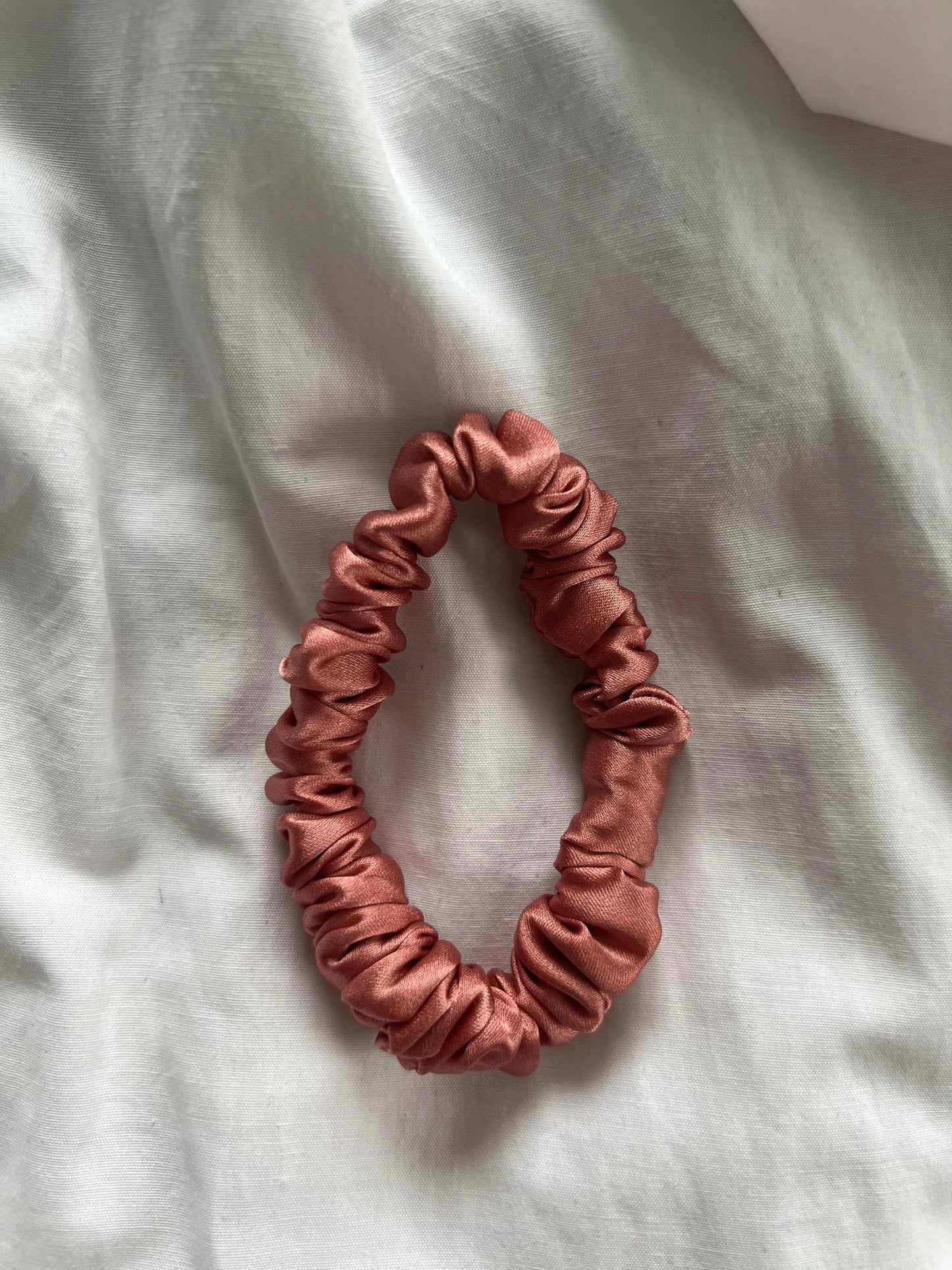 Scrunchie SLIM łososiowy Jedwab