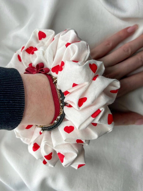 Scrunchie STANDARD biała w serduszka Bawełna
