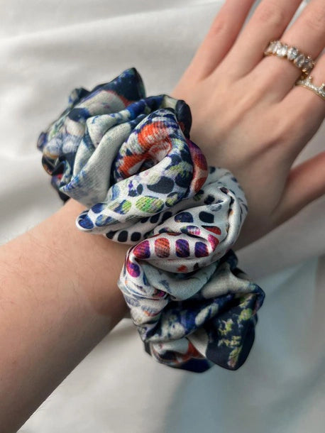 Scrunchie STANDARD wzorzysty niebieski Satyna