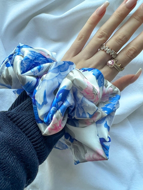 Scrunchie XXL błękitne kwiaty Satyna