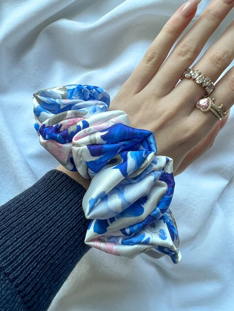 Scrunchie STANDARD błękitne kwiaty Satyna
