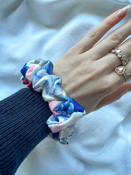 Scrunchie MINI błękitne kwiaty Satyna