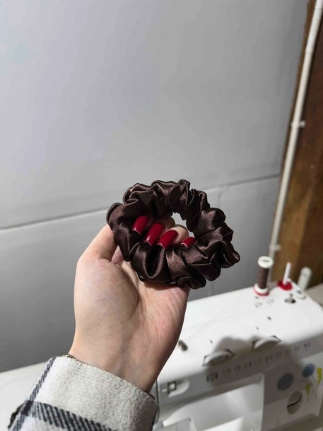 Scrunchie MINI brąz Satyna