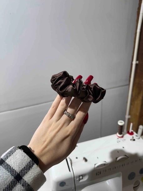 Scrunchie MINI brąz Satyna
