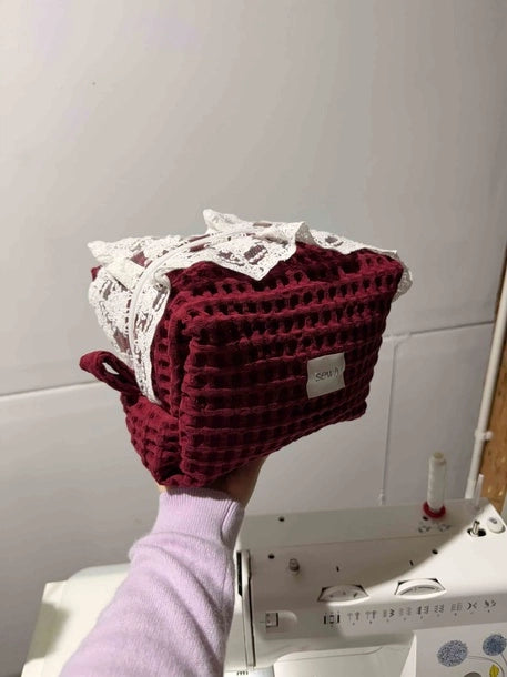 Kosmetyczka L z koronką bordo z personalizacją